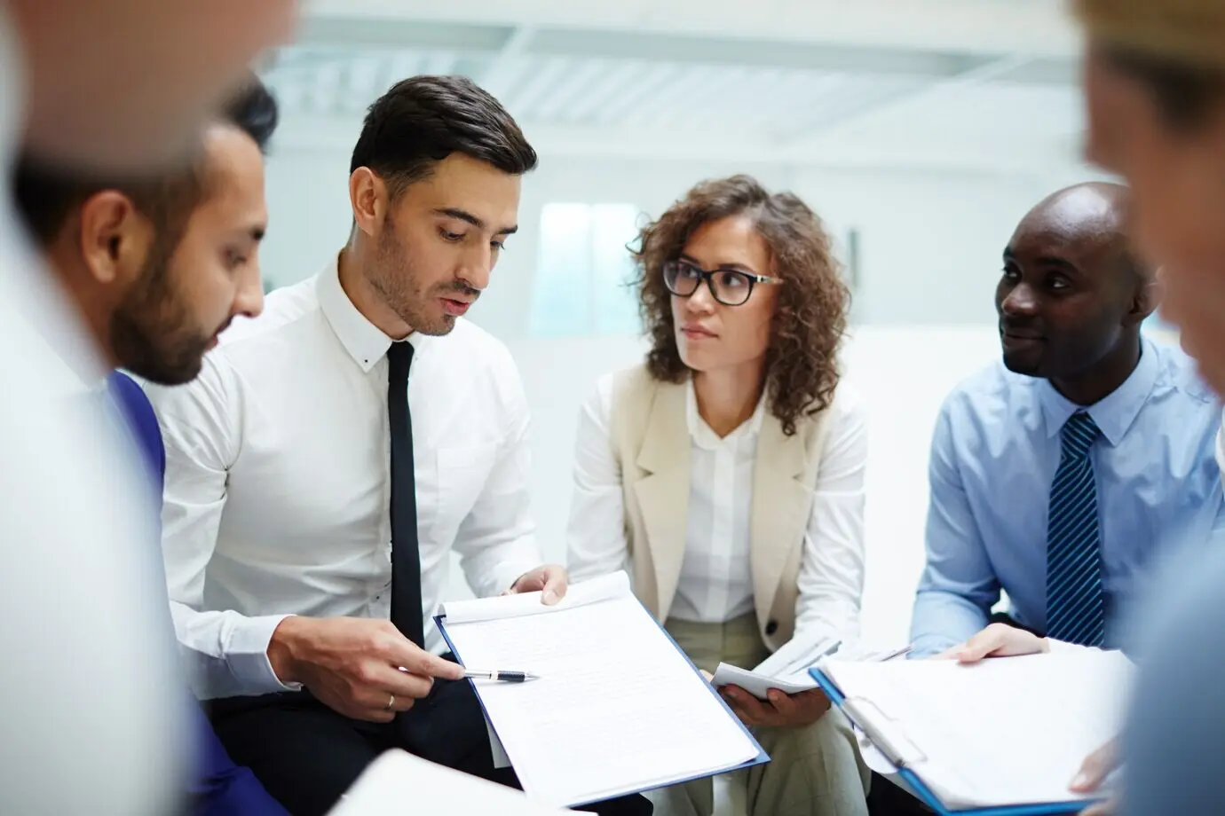 Bitte sende mir den Originaltext der Beschreibung, den ich auf Deutsch umformulieren soll.