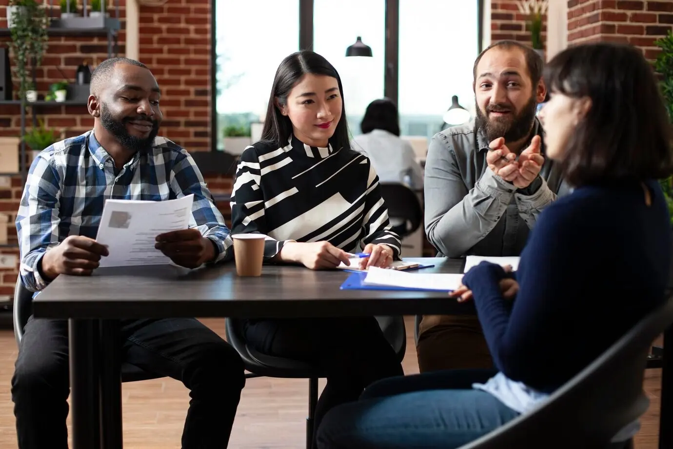 Ein freundliches HR-Team führt ein Interview mit einer Kandidatin oder einem Kandidaten.