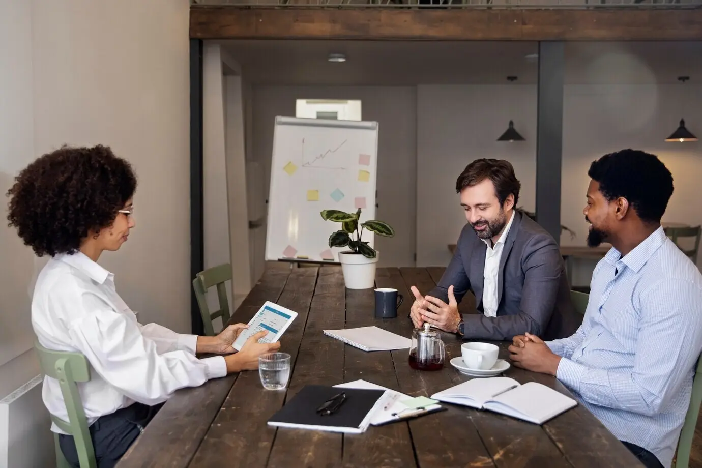 Kollegen arbeiten gemeinsam an einem Projekt.
