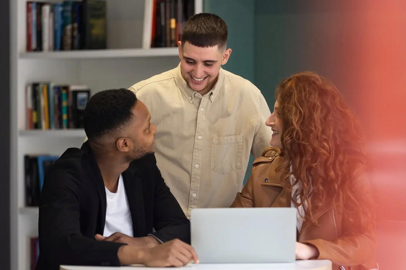 Junger Transmann arbeitet in einem Geschäftszentrum.