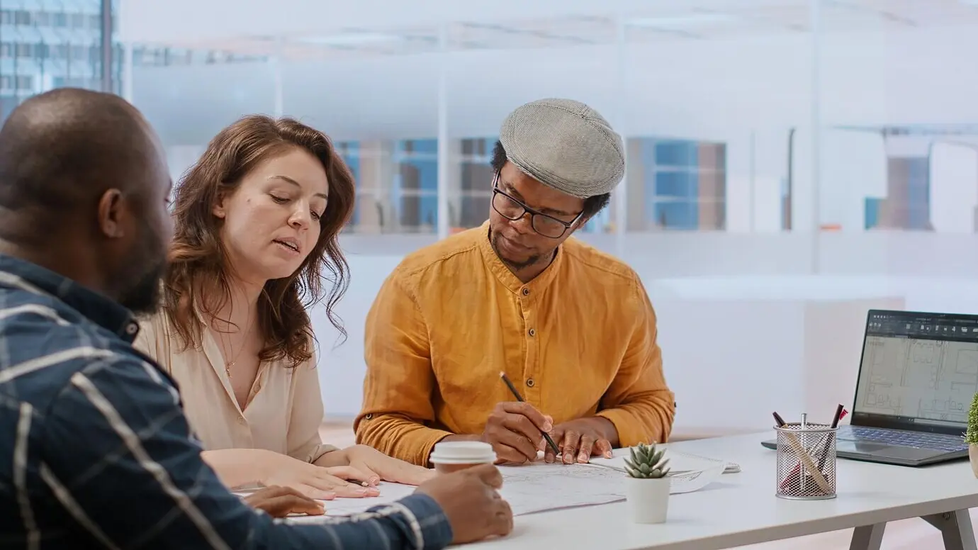 Ein Immobilienmakler stellt die verfügbare Möglichkeit zur Immobilieninvestition vor.